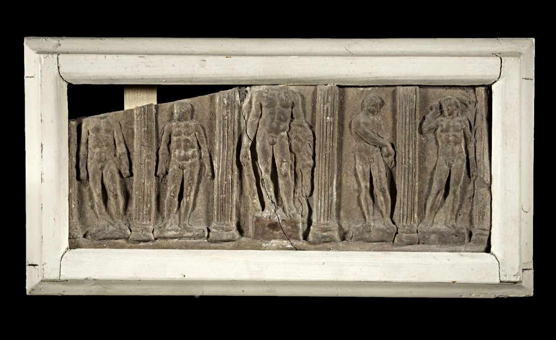 Campana-Relief mit Herakles in der Palästra. 2. Hälfte 1. Jh. v. Chr. L 54,5cm, T 5,5cm, H 28cm (mit