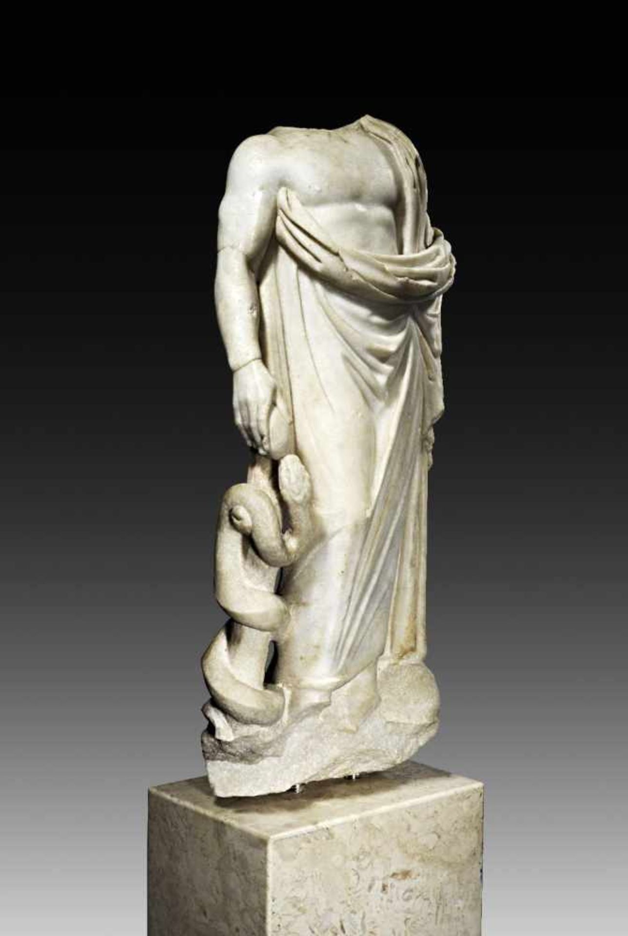 Torso des Asklepios. Römische Kaiserzeit, 1. / 2. Jh. n. Chr. Weißer, feinkristalliner Marmor. H - Bild 3 aus 3