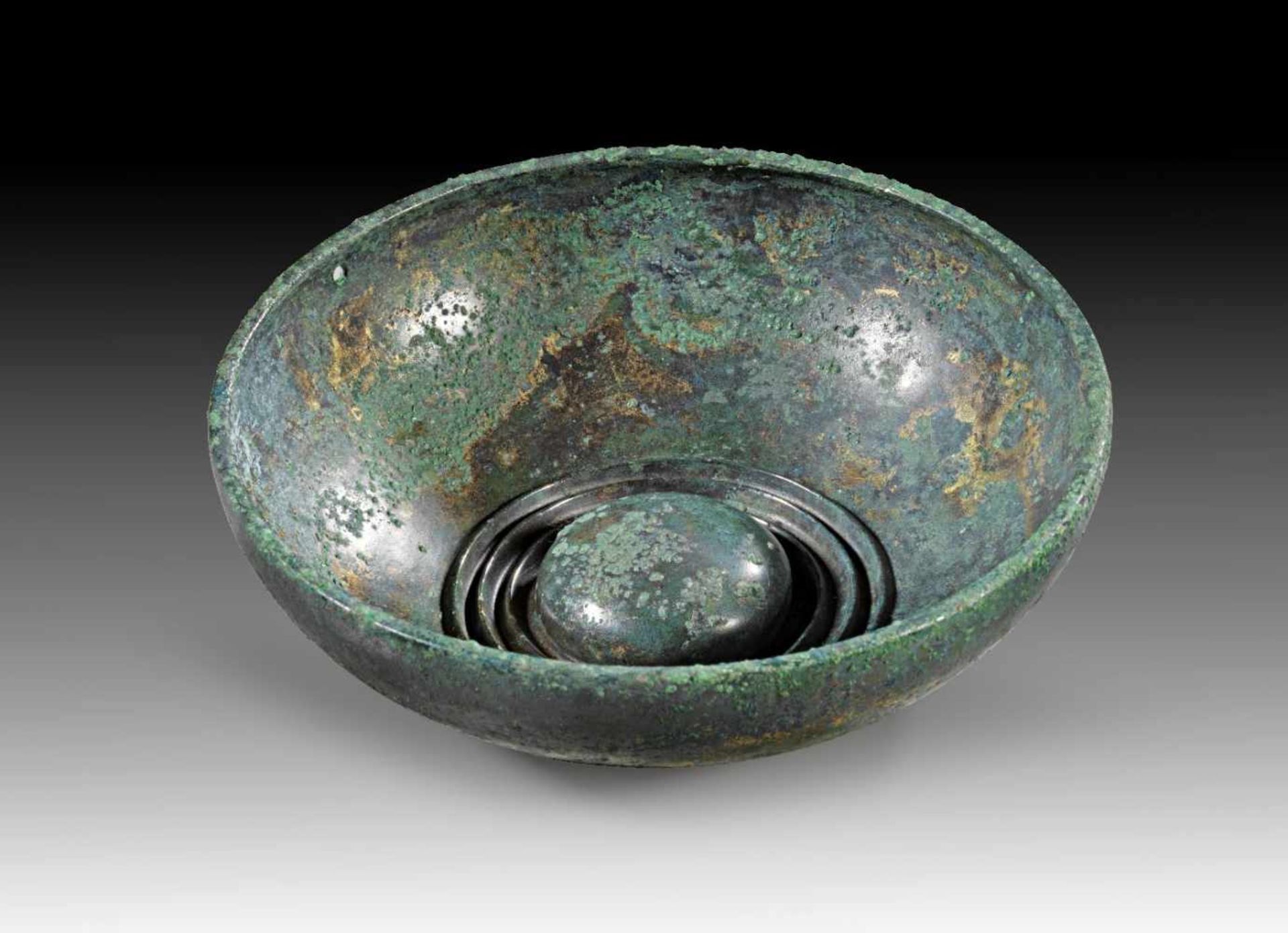 Bronzene Omphalosschale. Westasiatisch, 7. - 5. Jh. v. Chr. H 4,5cm, ø 16cm. Aus getriebener Bronze.