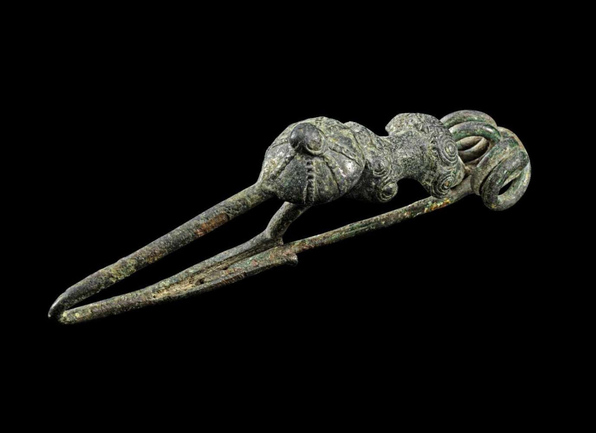 Bronzefibel des Frühlatèneschemas. Keltisch, 3. Jh.v. Chr. L 10,5cm. Massiv gegossener, profilierter
