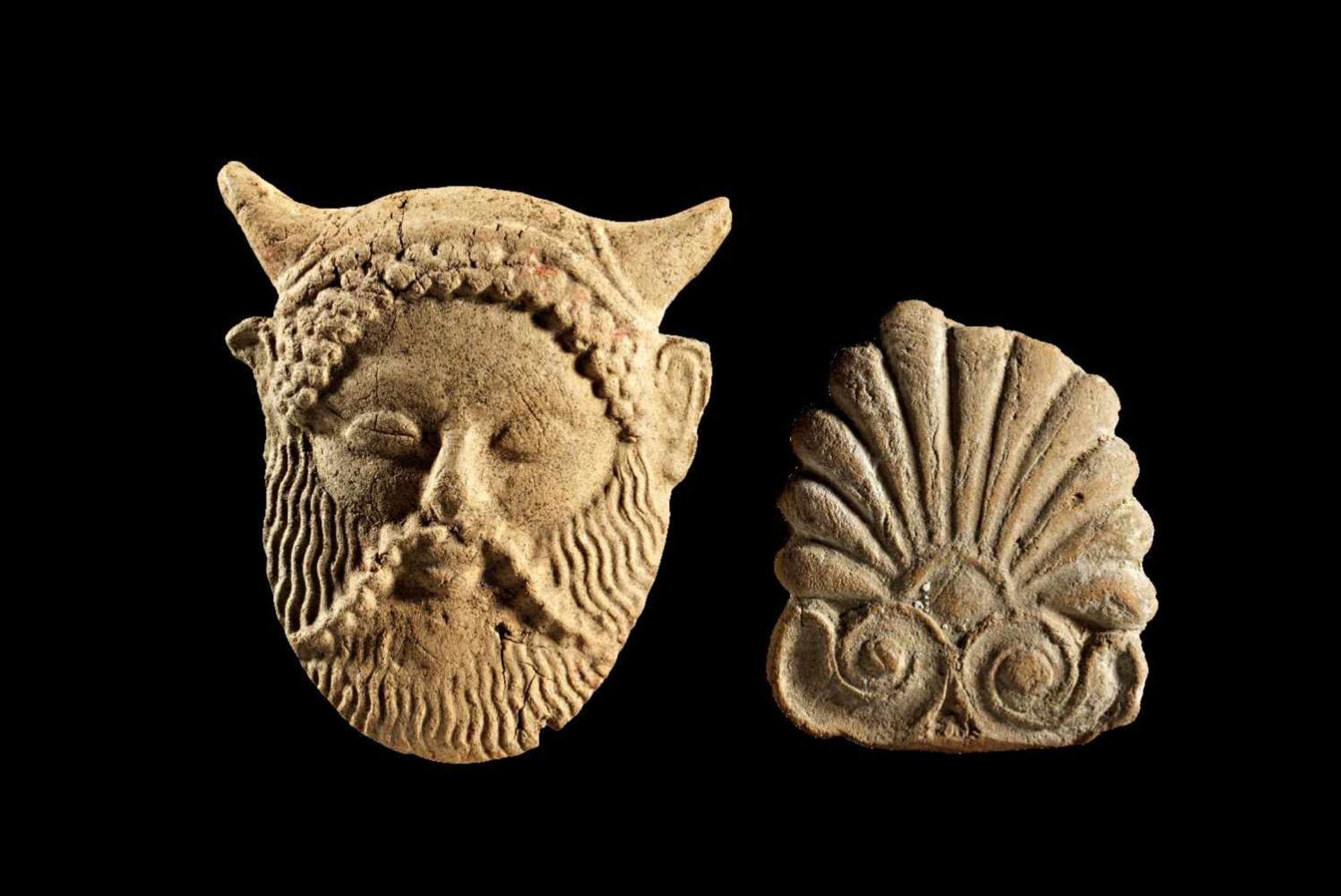 Zwei Terracotta-Appliken. Großgriechenland, ca. 500 - 480 v. Chr. a) H 5,5cm, rotbrauner Ton.