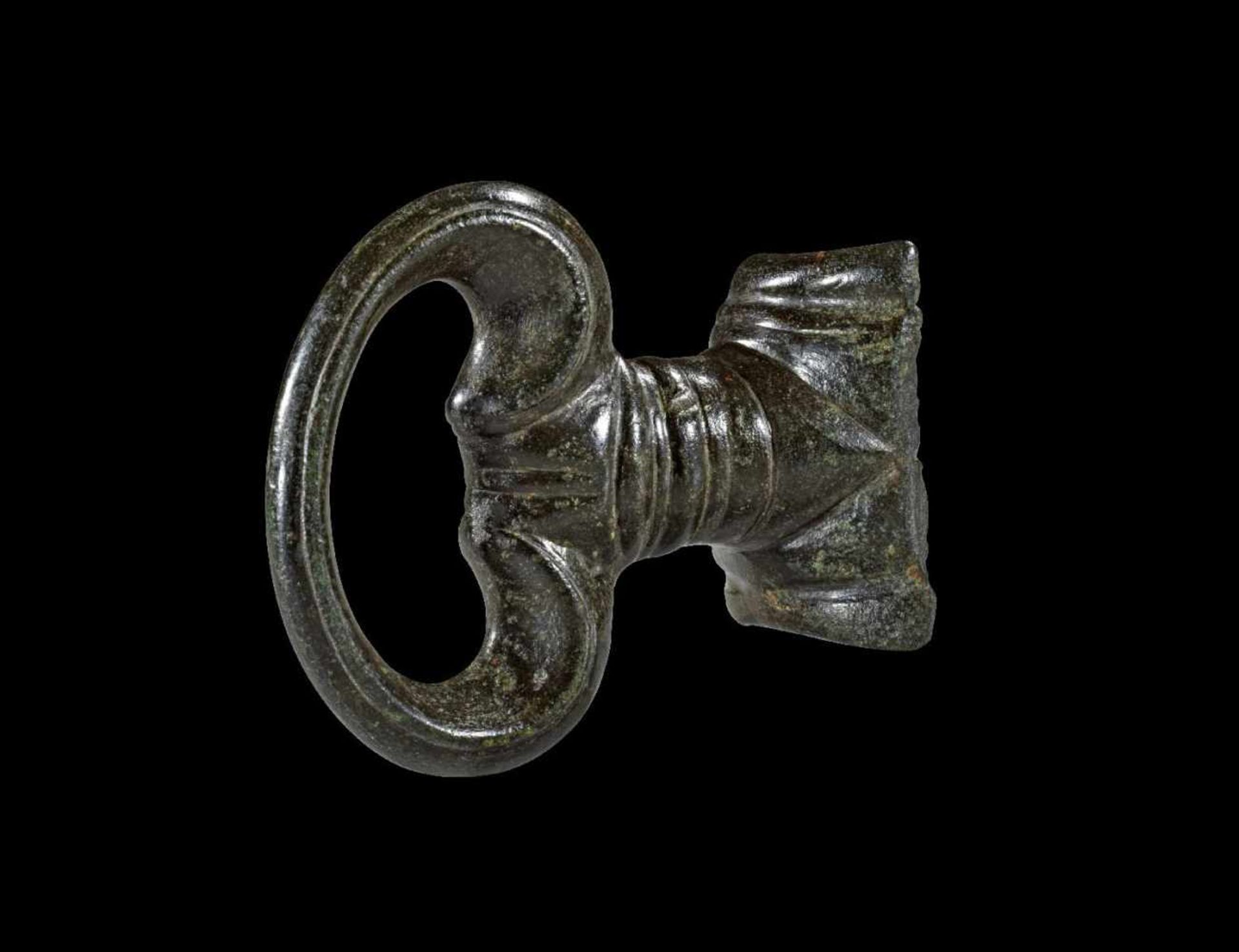 Bronzener Zügelring. Keltisch, 3. - 1. Jh. v. Chr. L 5,7cm. Rechteckige, gewölbte Fußplatte mit