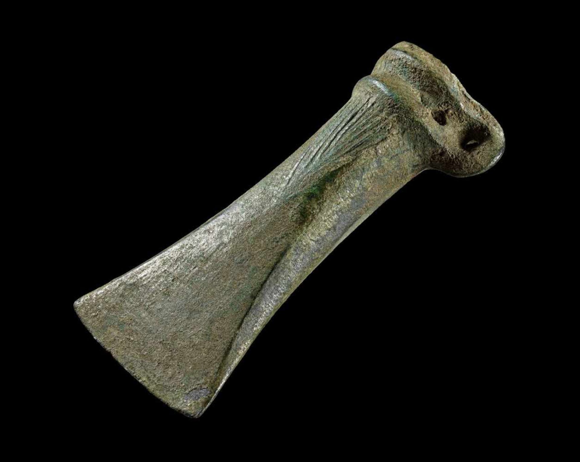 Tüllenbeil aus Bronze. Mitteleuropa, Jüngere bis spätere Bronzezeit, 950 - 550 v. Chr. L 12,9cm.