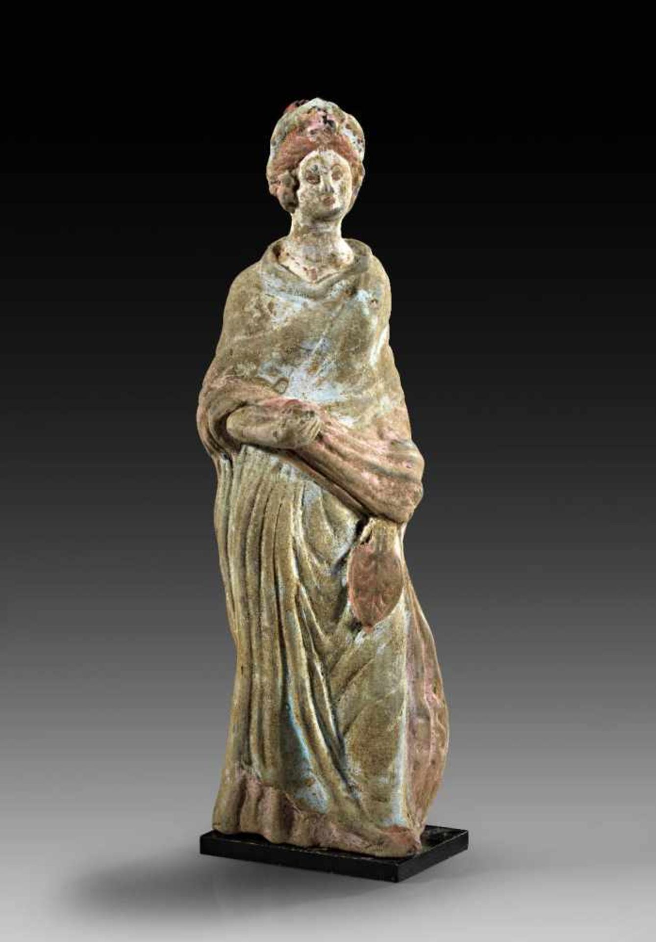 "Tanagräerin" mit Farbspuren. Tanagra, 3. Jh. v. Chr. Terrakotta H 25,5cm. Statuette einer jungen
