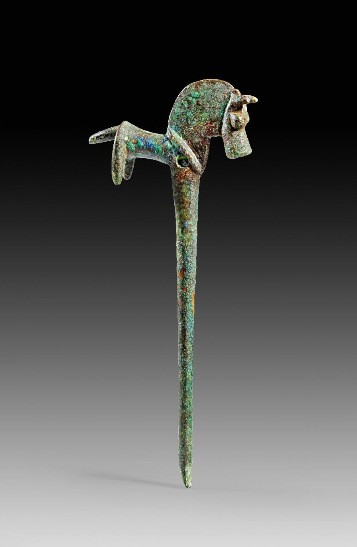 Bronzenadel mit Pferd. Amlasch, 11. - 10. Jh. v. Chr. L 11,5cm. Konisch zulaufender Schaft mit einem