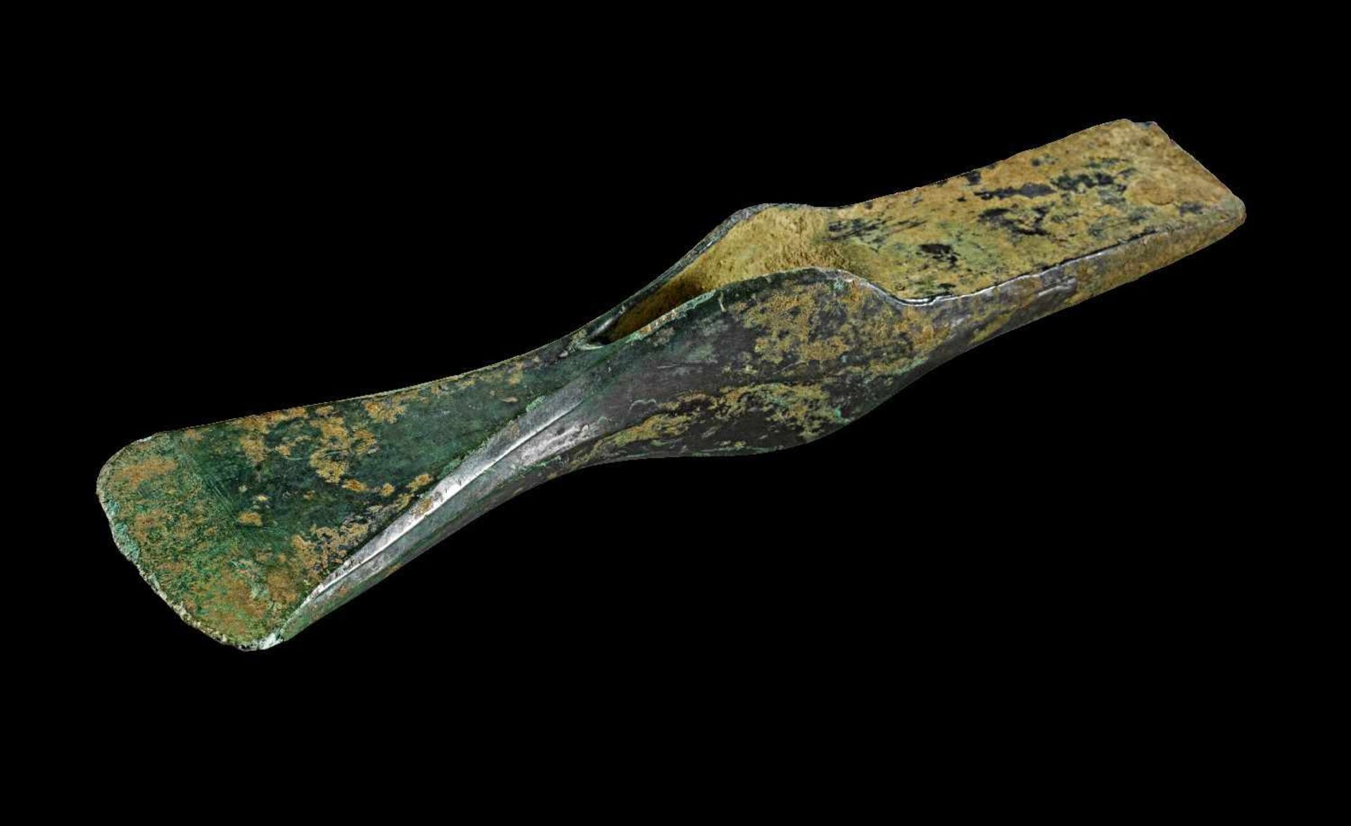 Absatzbeil mit spitzer Rast aus Bronze. Mitteleuropa, Mittlere bis spätere Bronzezeit, 1600 - 1050