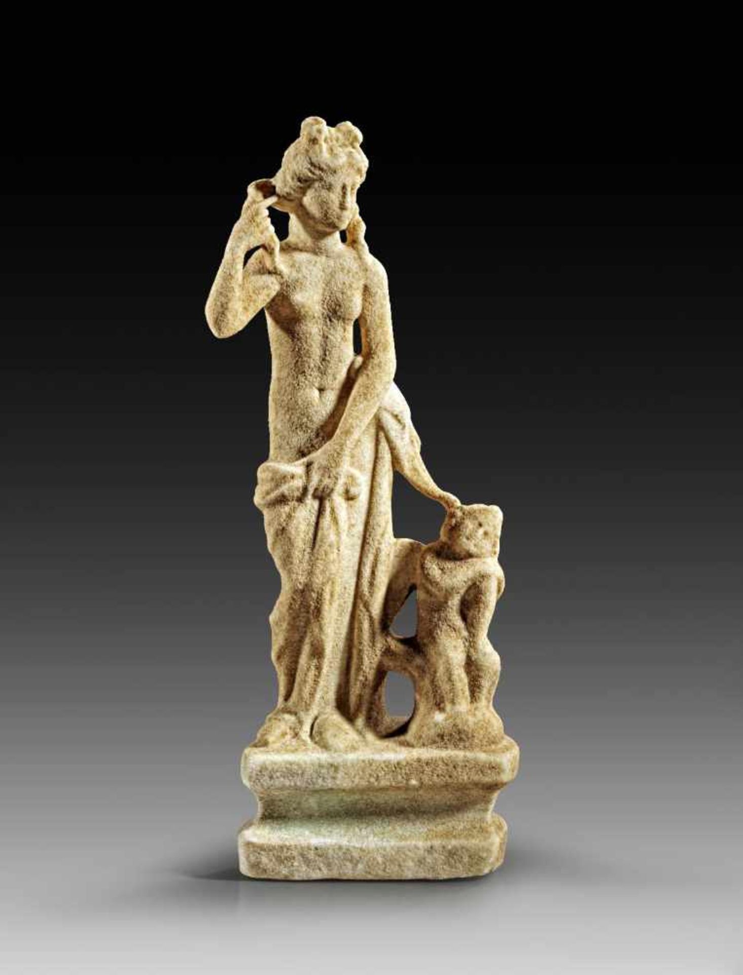 Aphrodite. Römische Kaiserzeit, 2. / 3. Jh. n. Chr. Weißer, feinkristalliner Marmor. H 37cm. Auf