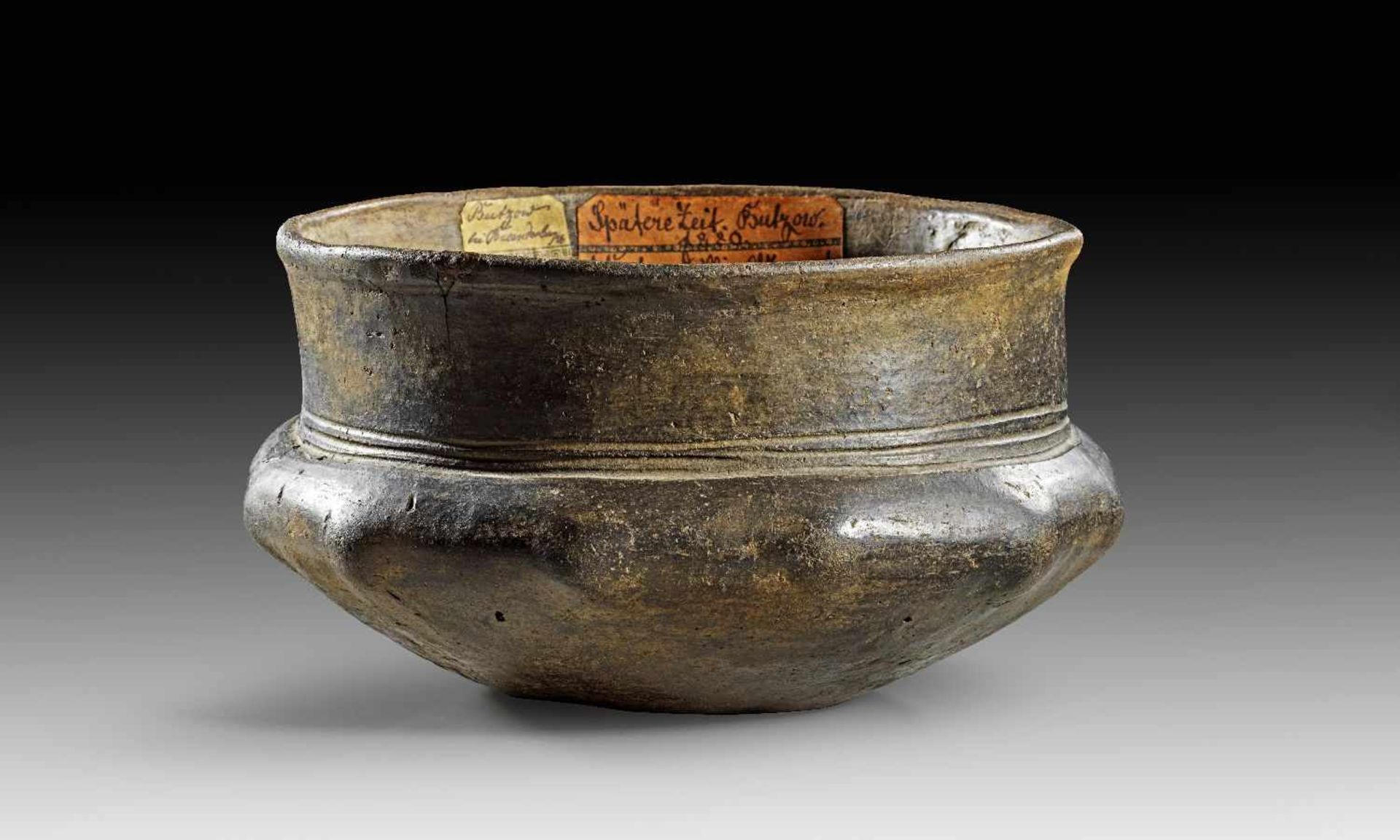 Schale mit Noppen. Hallstatt-Kultur, ca. 800 - 425 v. Chr. H 10,8cm, ø Mündung 17,9cm. Aus braun-