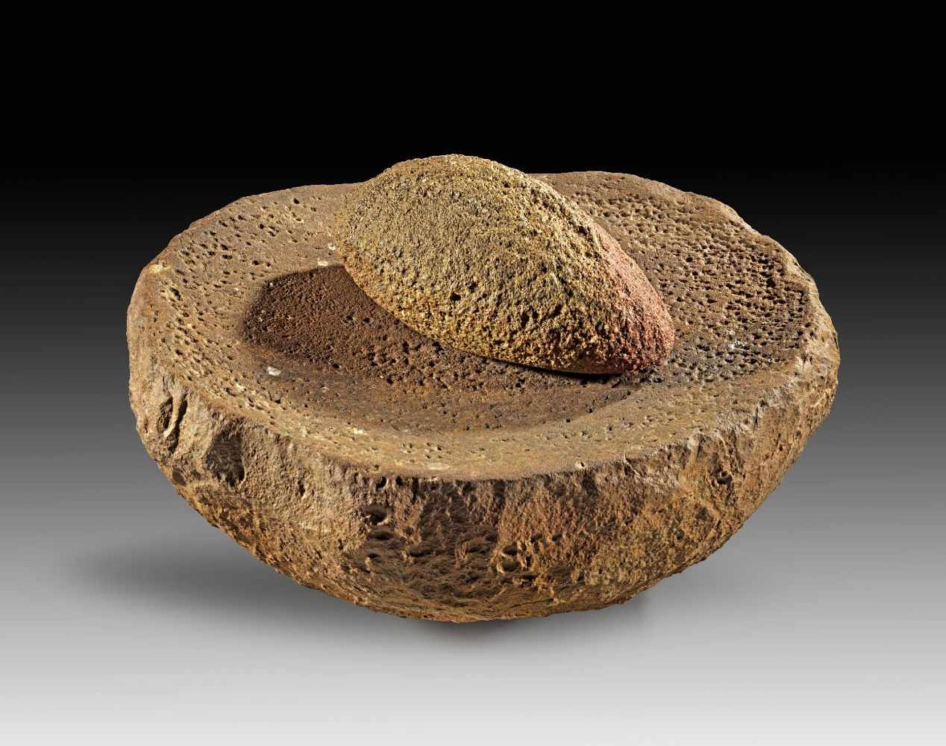 Neolithische Reibeplatte mit Reibestein. Zentrale Sahara, 8. - 7. Jt. v. Chr. L ca. 31cm, B max.