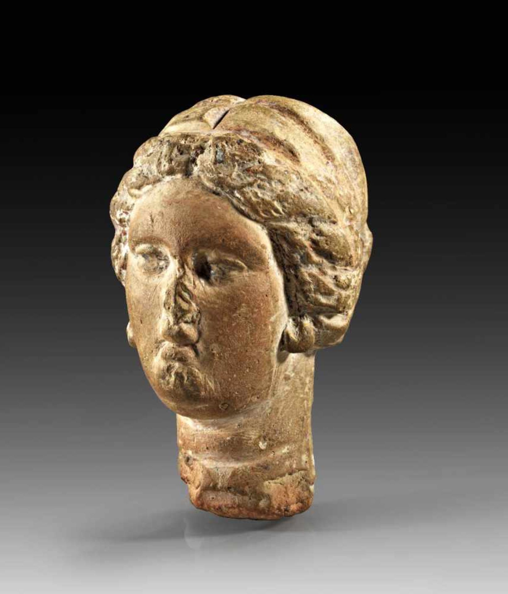 Weibliches Köpfchen. 3. Jh. v. Chr. Terrakotta, H 7cm. Kopf einer jungen Frau mit ovalem,