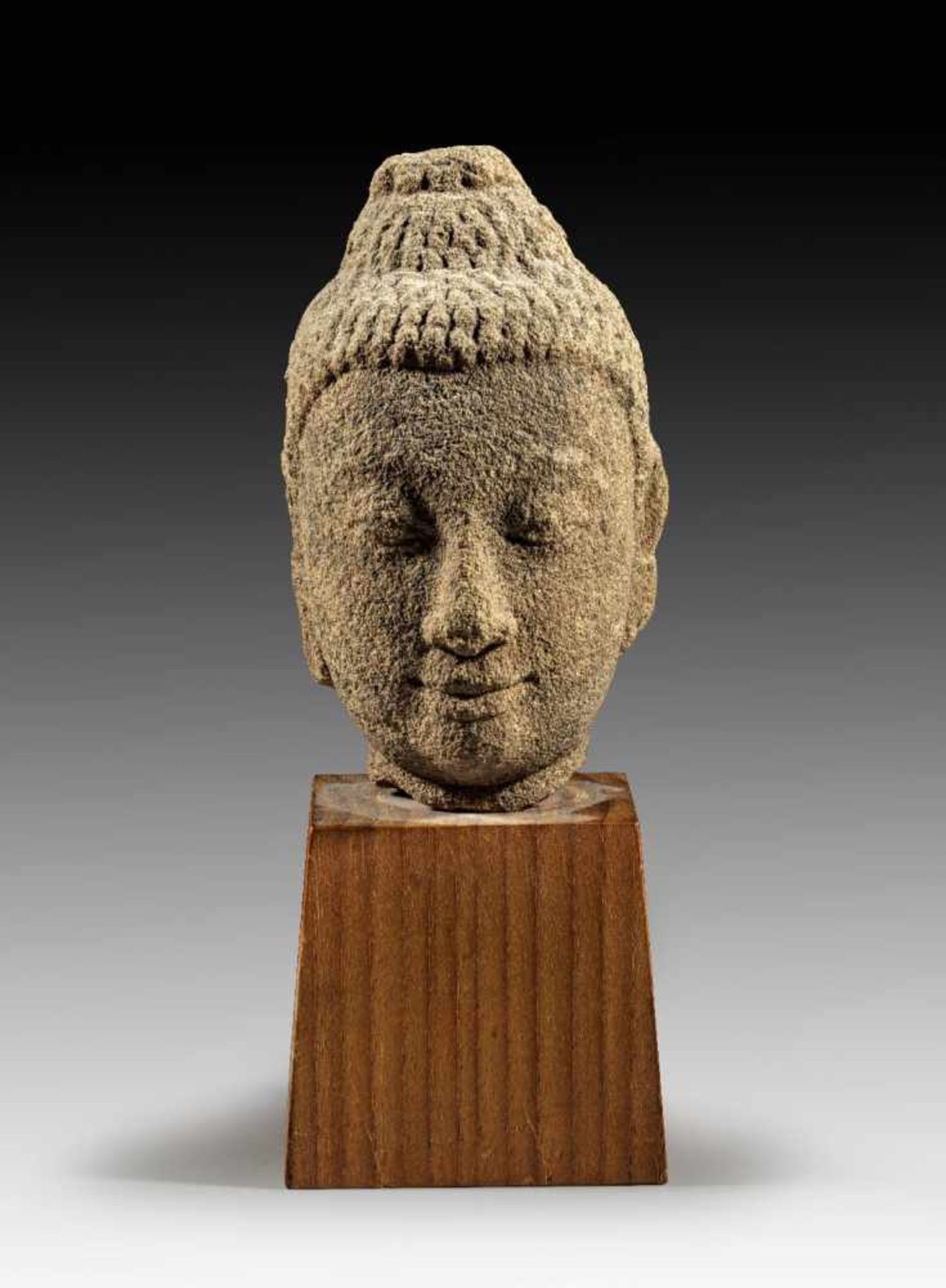 Kopf des Buddha. Thailand, Ayutthaya-Periode, ca. 16. Jh. n. Chr. H 15,1cm. Hellbrauner Sandstein.