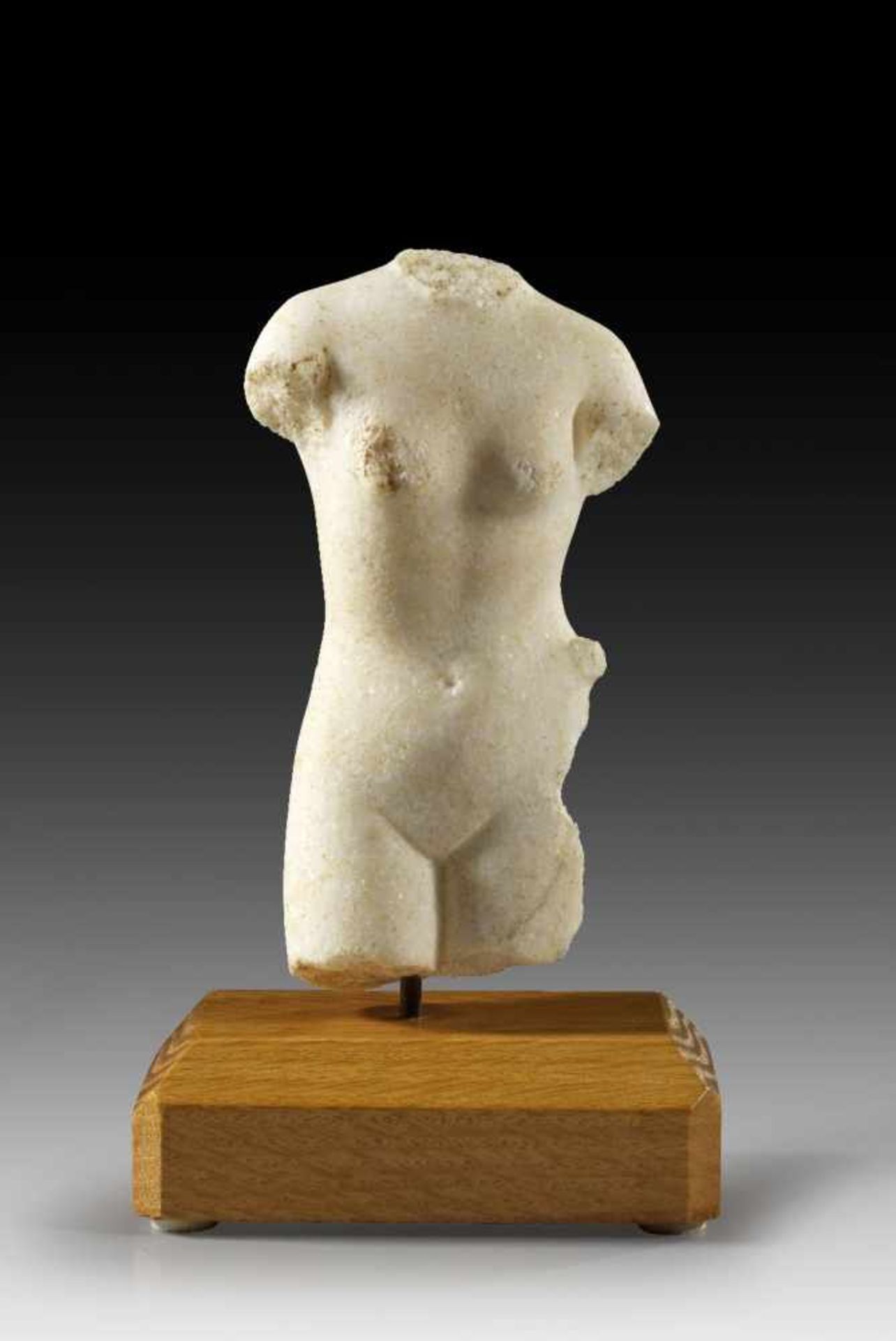 Aphroditetorso. Röm. Kaiserzeit, 1. - 2. Jh. n. Chr. Grobkristalliner Marmor, H 17,7cm. Hals, Arme - Bild 2 aus 2