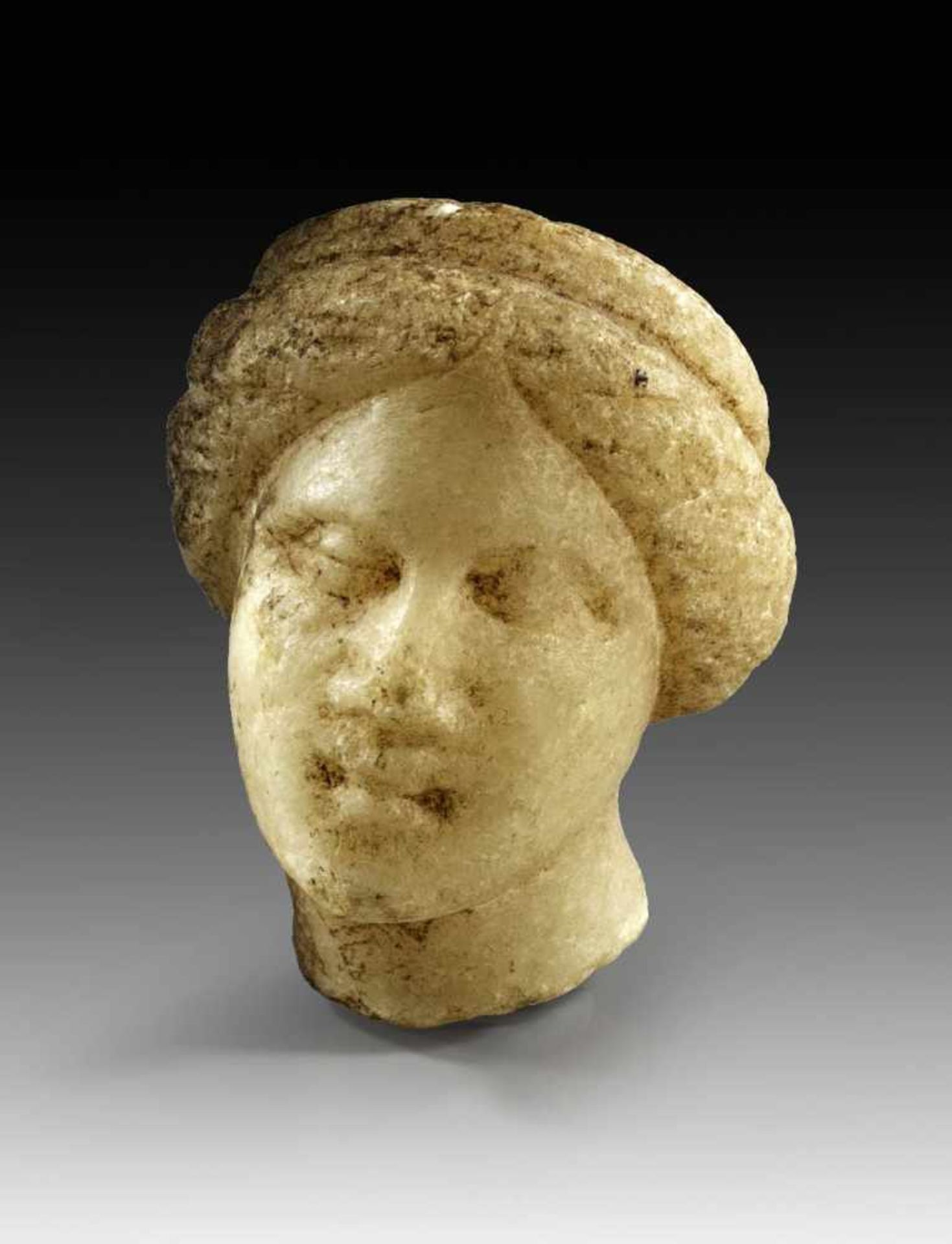 Weibliches Köpfchen. Römische Kaiserzeit, 1. / 2. Jh. n. Chr. Weißer, feinkristalliner Marmor, H