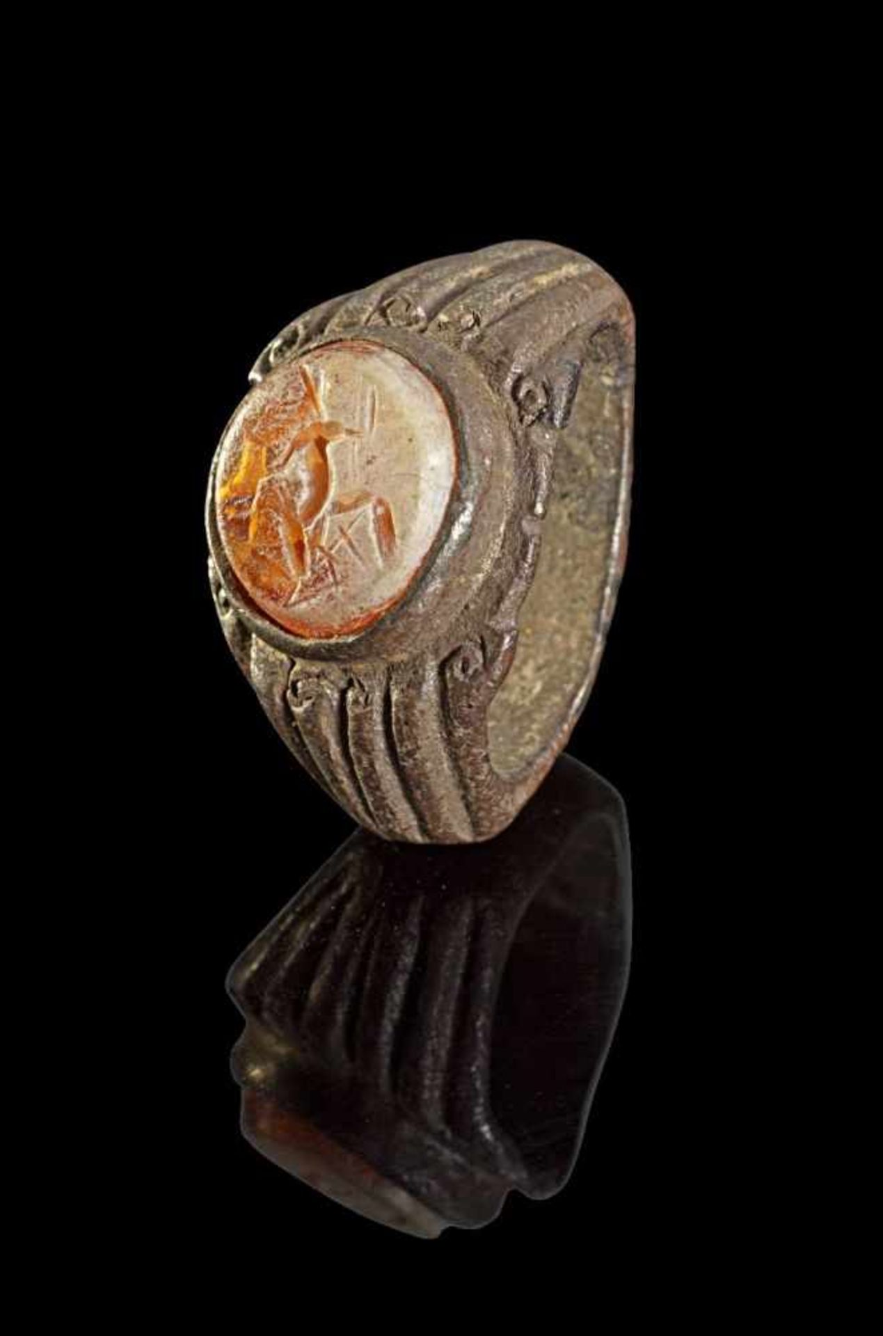 Silberring mit Karneol-Gemme. Römisch, 2. - 3. Jh. n. Chr. Ringgröße 52. Schmale, nach außen