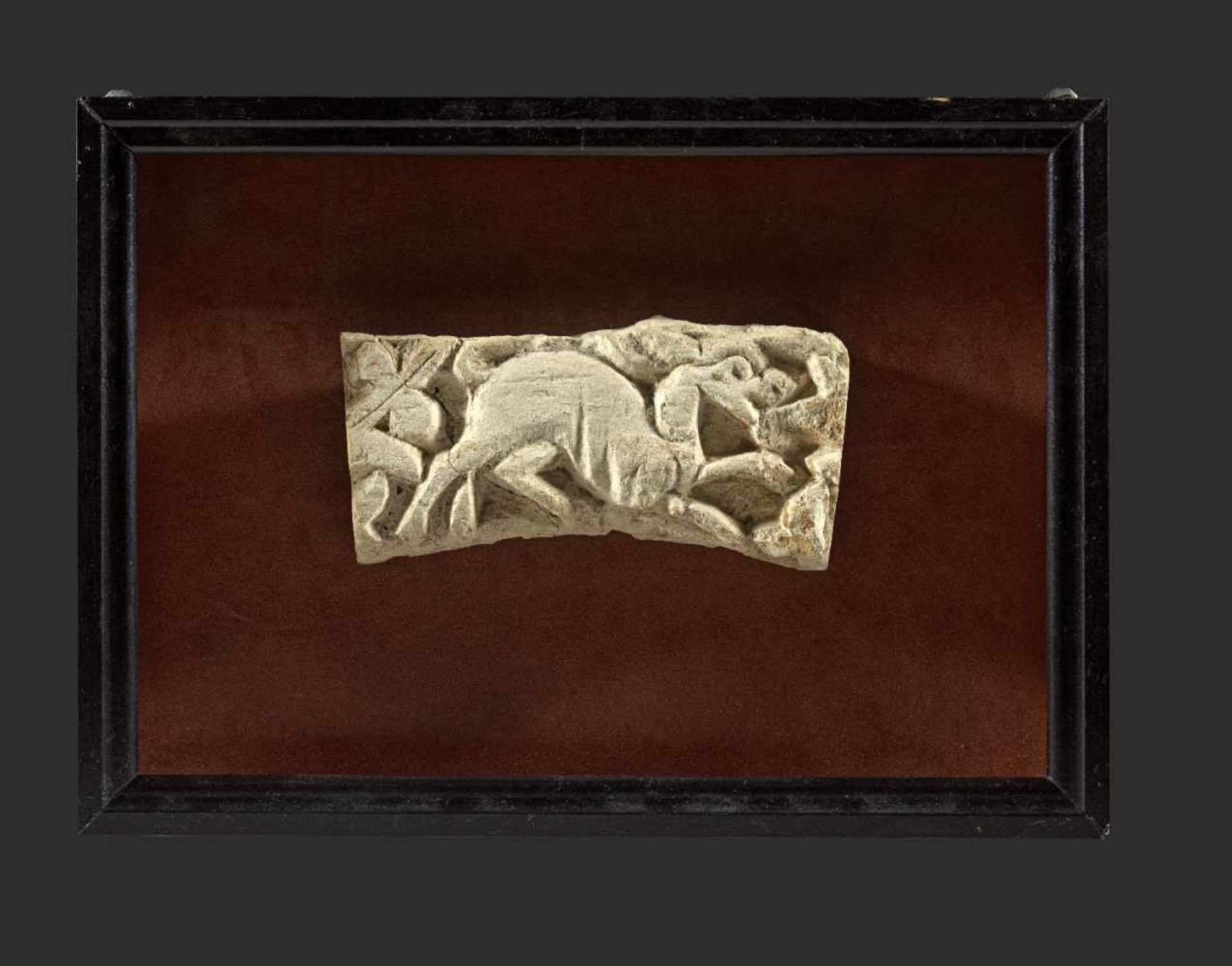 Koptisches Relieffragment. 5. / 6. Jh. n. Chr. Weißer Kalkstein, B 20,5, H 10cm, T 4,5cm. Ausschnitt