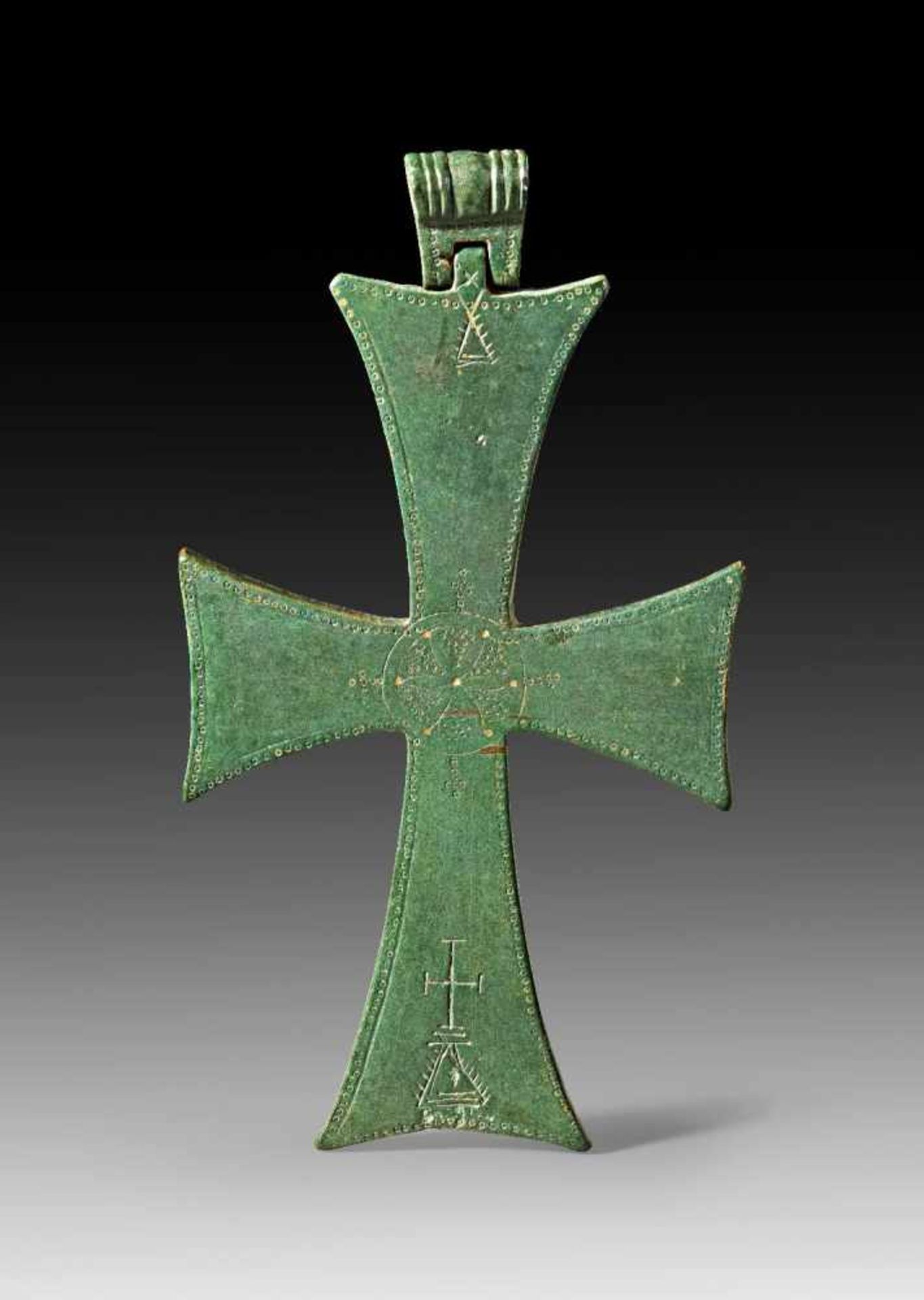 Bronzekreuz mit Punzdekor. Byzantinisch, 8. - 9. Jh. n. Chr. 8,2 x 14,8cm. Kreuz mit ausschwingenden