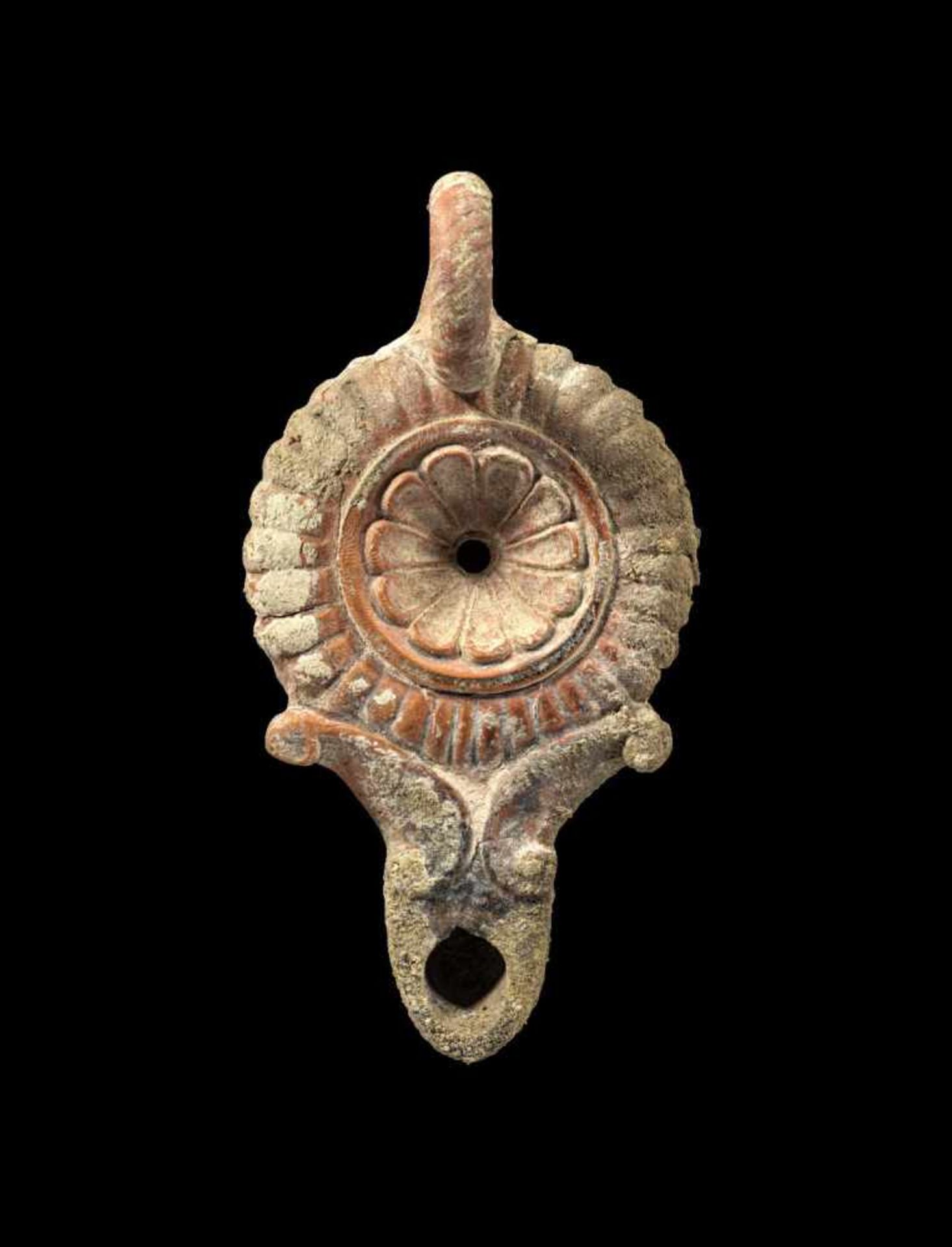 Tonlampe mit Rippendekor. Römisch, ca. 1. Jh. n. Chr. L 12,4cm, H (mit Henkel) 5cm. Typ Loeschcke IV