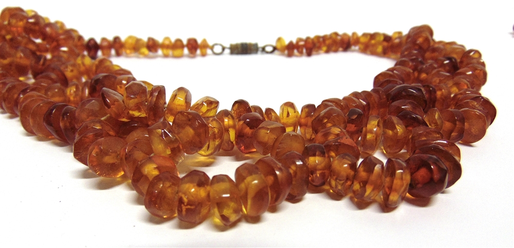 A LONG ROW OF SMALL TUMBLED AMBER BEADS 110cm, long, 33g gross; with an amber tumbled bead - Image 3 of 5