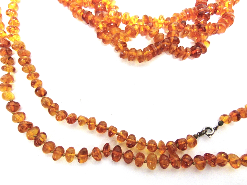 A LONG ROW OF SMALL TUMBLED AMBER BEADS 110cm, long, 33g gross; with an amber tumbled bead - Image 5 of 5