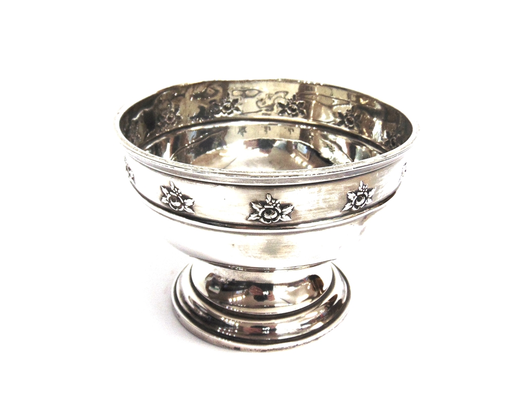 A SMALL SILVER ROSE BOWL by Gorham Manufacturing Co, Birmingham 1912, decorated with flowerheads, on