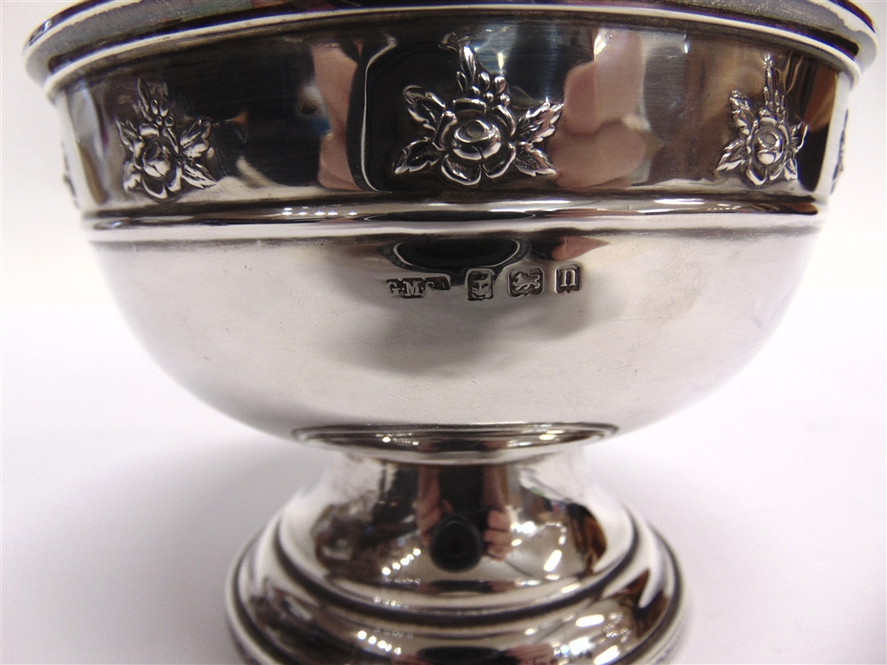 A SMALL SILVER ROSE BOWL by Gorham Manufacturing Co, Birmingham 1912, decorated with flowerheads, on - Image 3 of 3