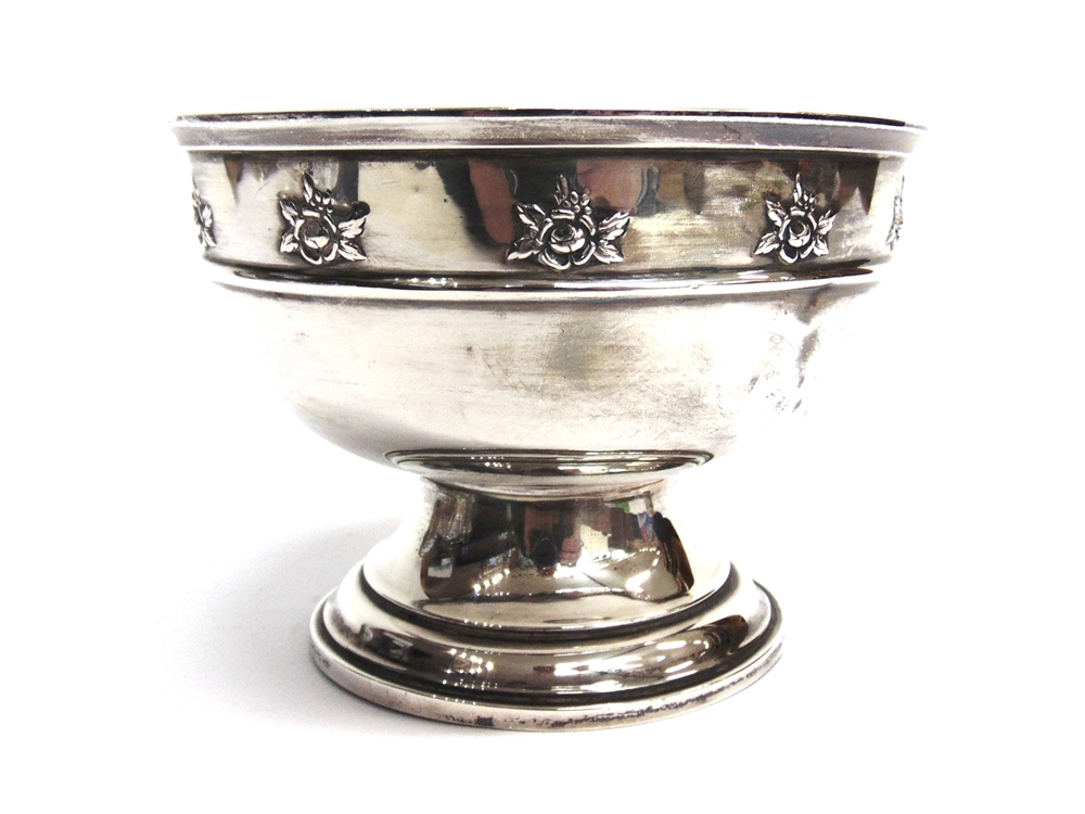 A SMALL SILVER ROSE BOWL by Gorham Manufacturing Co, Birmingham 1912, decorated with flowerheads, on - Image 2 of 3