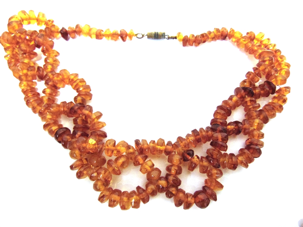 A LONG ROW OF SMALL TUMBLED AMBER BEADS 110cm, long, 33g gross; with an amber tumbled bead - Image 4 of 5