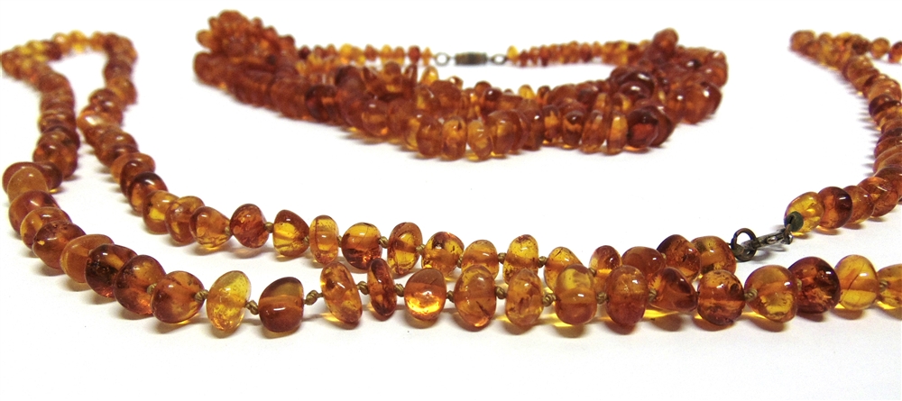 A LONG ROW OF SMALL TUMBLED AMBER BEADS 110cm, long, 33g gross; with an amber tumbled bead - Image 2 of 5