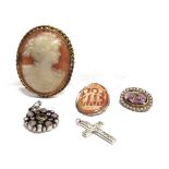 A SMALL COLLECTION OF JEWELLERY comprising; an oval shell cameo pendant depicting the three