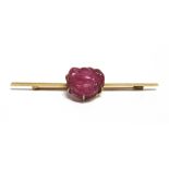 AN EARLY 20TH CENTURY CHINESE GOLD AND PINK TOURMALINE BAR BROOCH centred with a tourmaline,