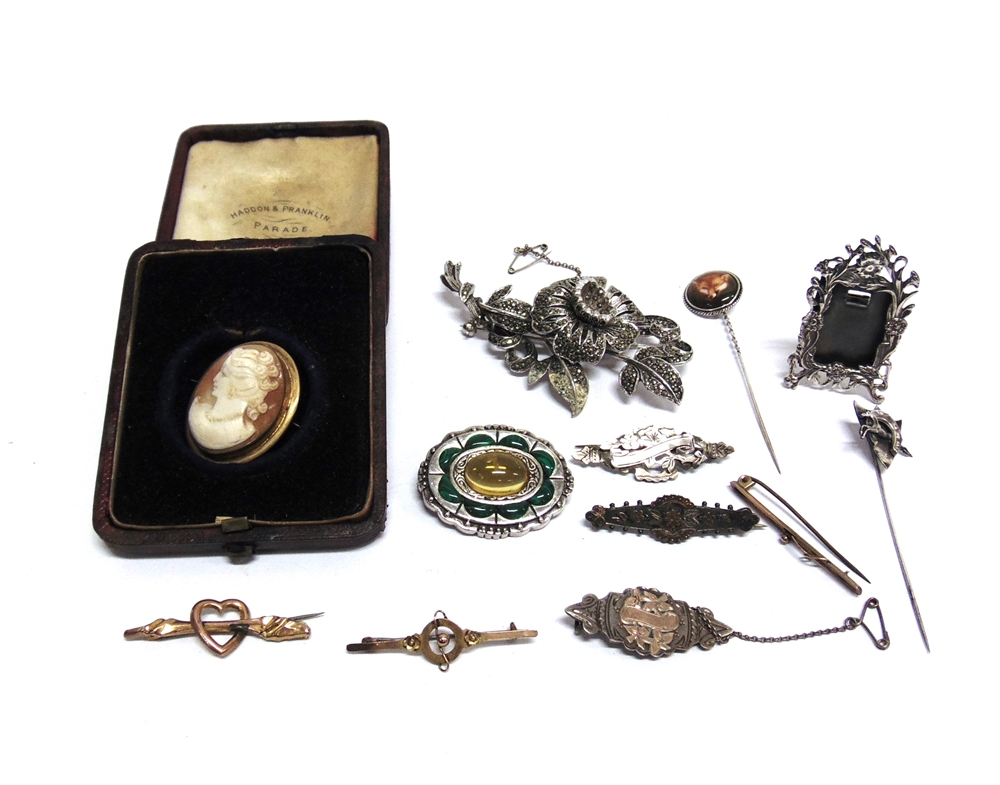 A SMALL COLLECTION OF JEWELLERY including cameo brooch; and other brooches