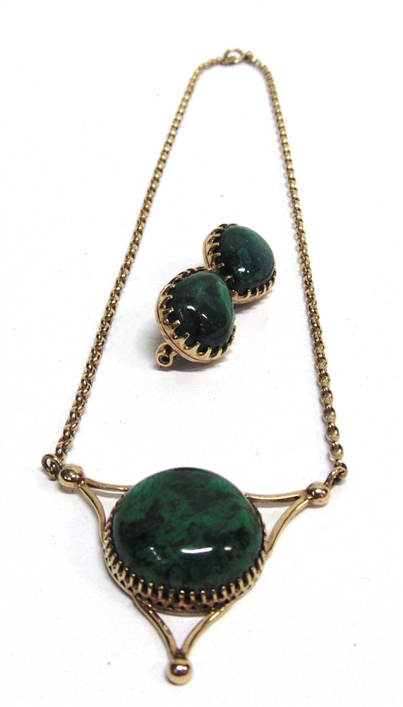 A 9CT GOLD GREEN AZUREITE/MALACHITE PENDANT NECKLACE the round cabochon claw-set within an open