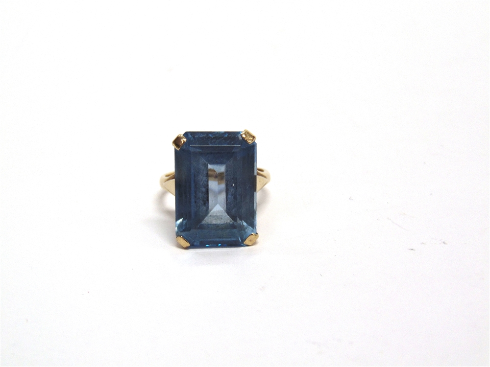 A 9CT GOLD AND BLUE SYNTHETIC SPINEL RING the rectangular step cut stone claw set on a 'D' section - Image 2 of 2