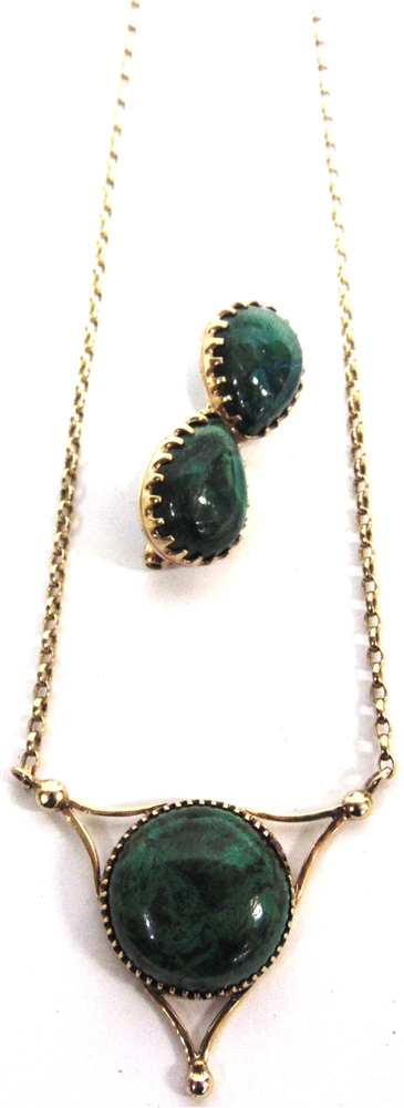 A 9CT GOLD GREEN AZUREITE/MALACHITE PENDANT NECKLACE the round cabochon claw-set within an open - Image 2 of 2