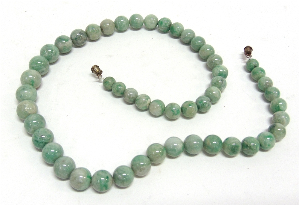 A JADEITE BEAD NECKLACE the light-green mottled round beads graduated approx. 12.1mm to 7.5mm,