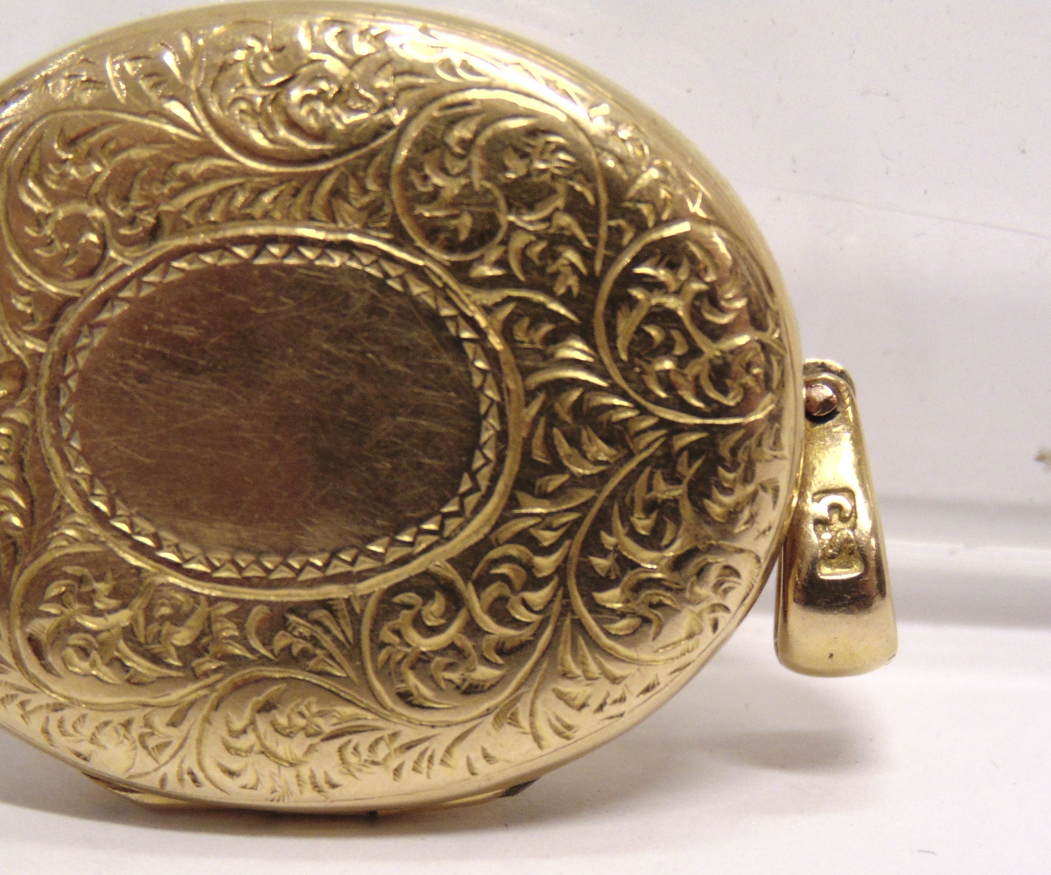 AN EARLY 20TH CENTURY CHINESE EXPORT GOLD OVAL LOCKET engraved with flowers, leaf scrolls and an - Image 3 of 4