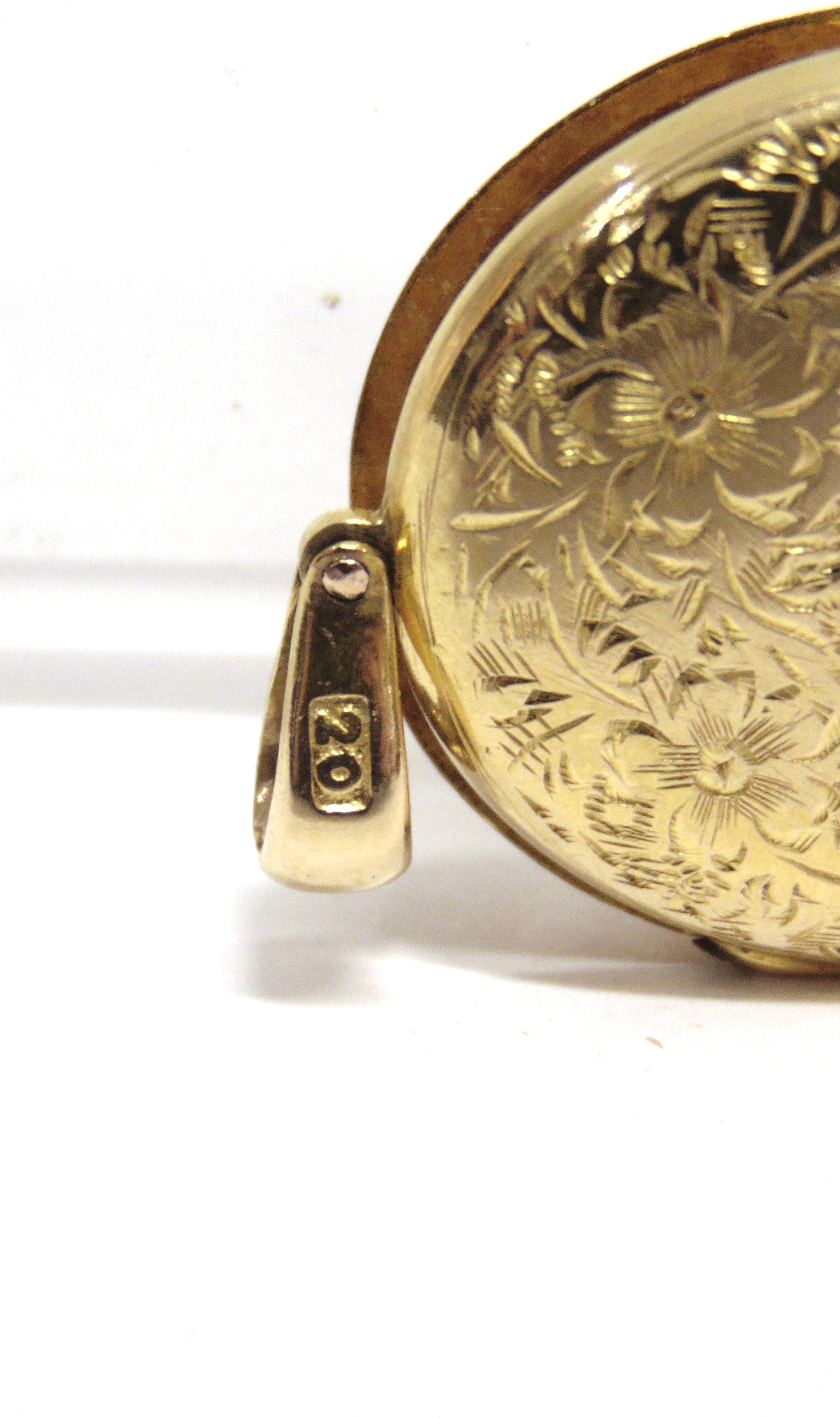 AN EARLY 20TH CENTURY CHINESE EXPORT GOLD OVAL LOCKET engraved with flowers, leaf scrolls and an - Image 4 of 4