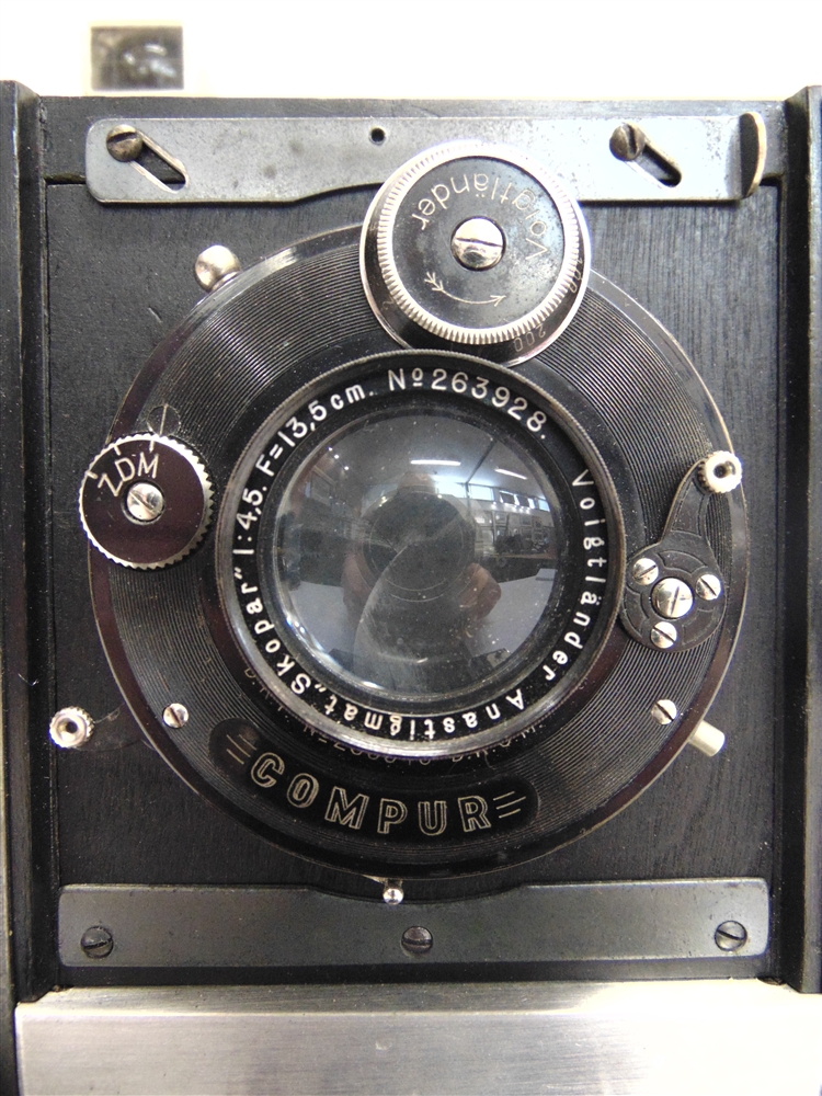 A FOLMER & SCHWING (EASTMAN KODAK) SPEED GRAPHIC PRESS CAMERA with a Voigtlander Anastigmat 'Skopar' - Image 2 of 2