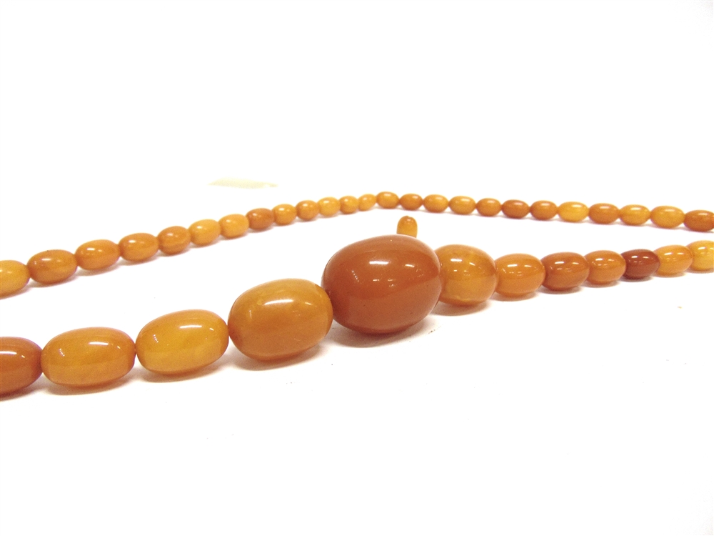 AN EARLY 20TH CENTURY AMBER NECKLACE the 50 oval beads graduated approx. 35mm X 26mm to 12 X 8mm, - Image 3 of 3