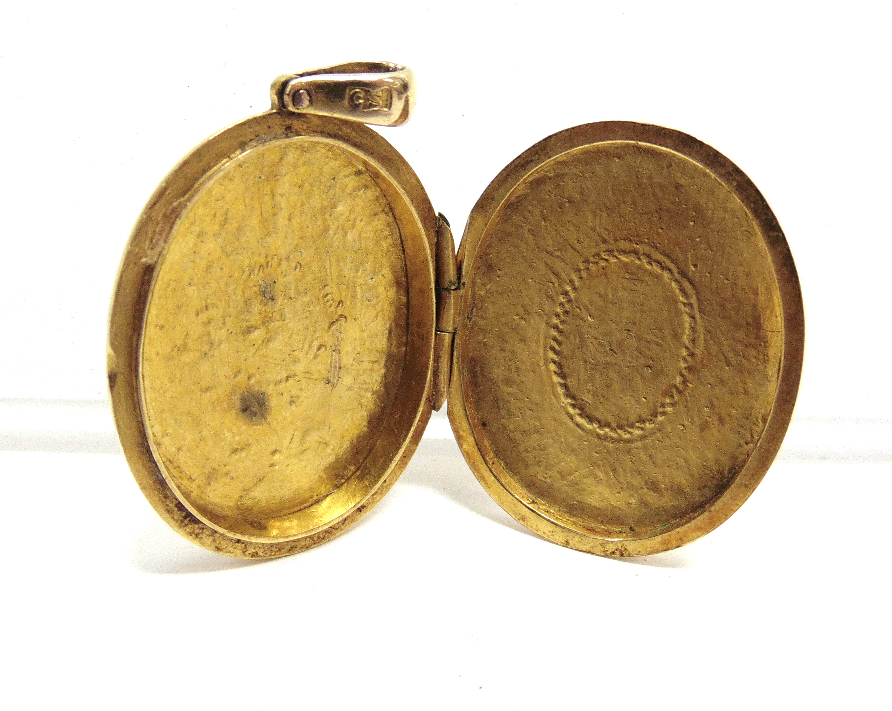 AN EARLY 20TH CENTURY CHINESE EXPORT GOLD OVAL LOCKET engraved with flowers, leaf scrolls and an - Image 2 of 4