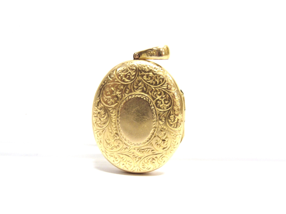 AN EARLY 20TH CENTURY CHINESE EXPORT GOLD OVAL LOCKET engraved with flowers, leaf scrolls and an