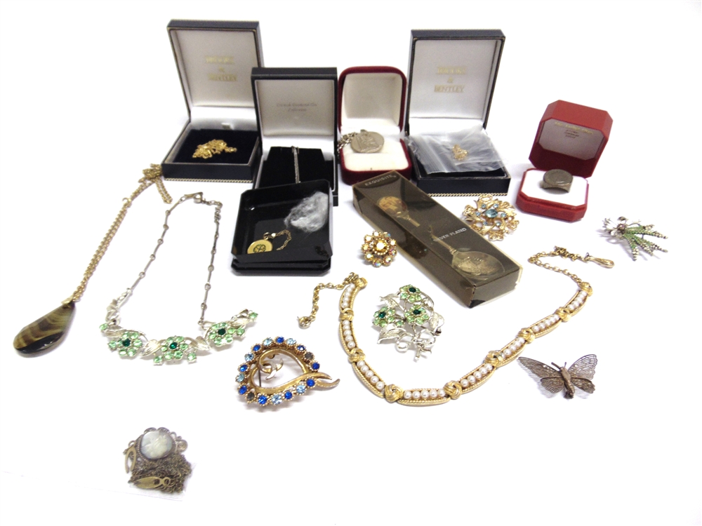 A COLLECTION OF JEWELLERY AND OTHER ITEMS