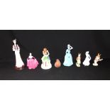 A GROUP OF CERAMICS INCLUDING A ROYAL DOULTON FIGURE HN 2971 'CHILDHOOD DAYS - AS GOOD AS NEW' a