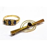 AN EARLY 20TH CENTURY 18CT GOLD, SAPPHIRE AND DIAMOND RING the three graduated oval mixed-cut