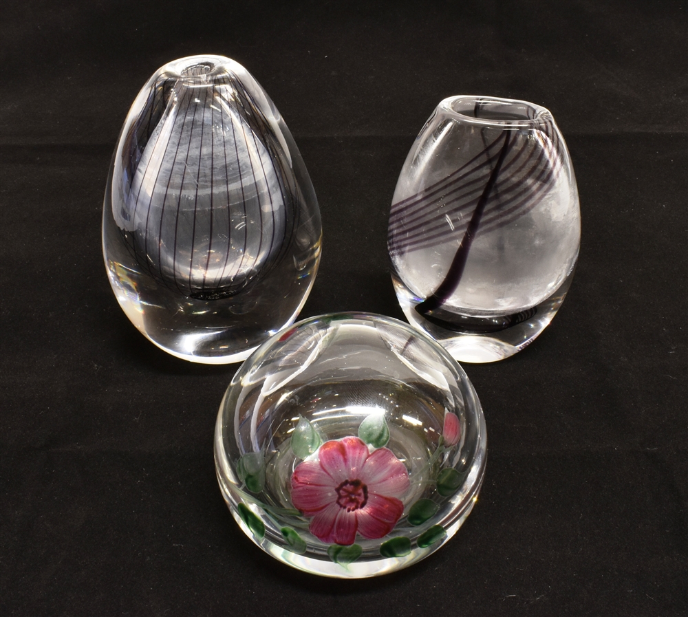 VICKE LINDSTRAND FOR KOSTA GLASS: two glass vases 12cm and 10cm, signed and numbered 1389 and 1402