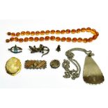 A MODERN AMBER NECKLACE AND A COLLECTION OF EARLY 20TH CENTURY AND LATER COSTUME AND OTHER JEWELLERY