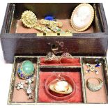 A COLLECTION OF JEWELLERY INCLUDING THREE GOLD RINGS & A CHINESE GILT WHITE METAL, ENAMEL AND