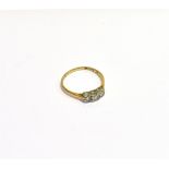 AN EARLY TO MID 20TH CENTURY GOLD AND DIAMOND THREE STONE RING the graduated early modern round