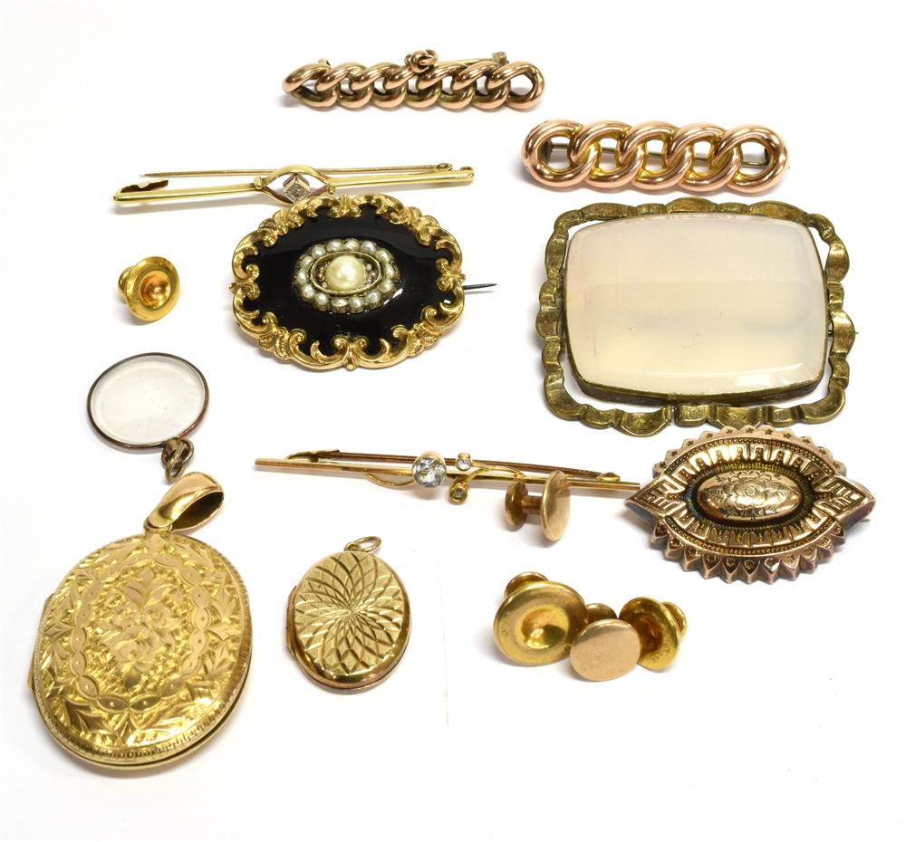 A COLLECTION OF VICTORIAN AND LATER JEWELLERY INCLUDING A LOCKET AND A MOURNING BROOCH centred