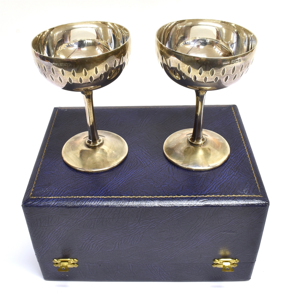 A PAIR OF MODERN SILVER GOBLETS each with a shallow round bowl with decorative sides, on a - Image 2 of 2